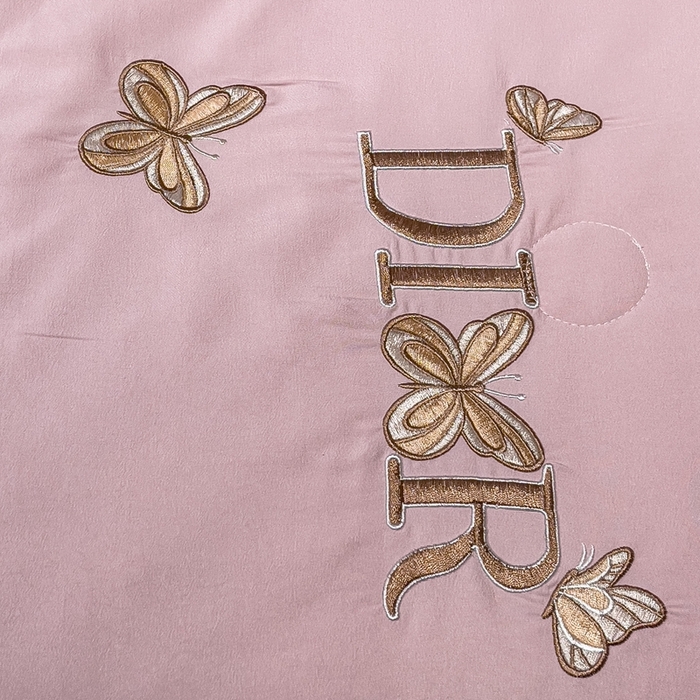 91家纺网 家纺一手货源 找家纺 优姿 2024新款仿棉麻抗菌绣花夏被 蝶纷飞-粉