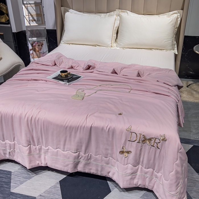 91家纺网 家纺一手货源 找家纺 优姿 2024新款仿棉麻抗菌绣花夏被 蝶纷飞-粉