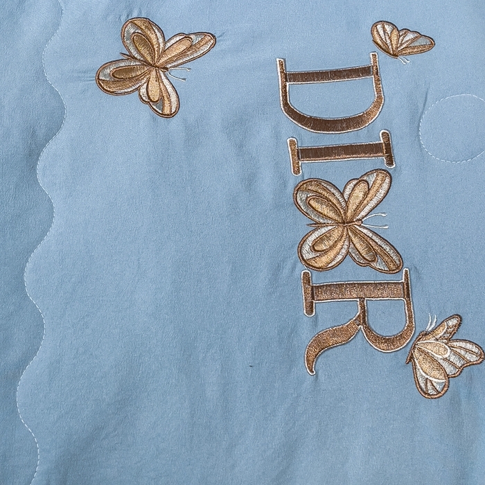 91家纺网 家纺一手货源 找家纺 优姿 2024新款仿棉麻抗菌绣花夏被 蝶纷飞-蓝