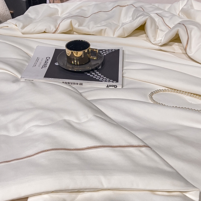 91家纺网 家纺一手货源 找家纺 优姿 2024新款仿棉麻抗菌绣花夏被 蝶纷飞-米