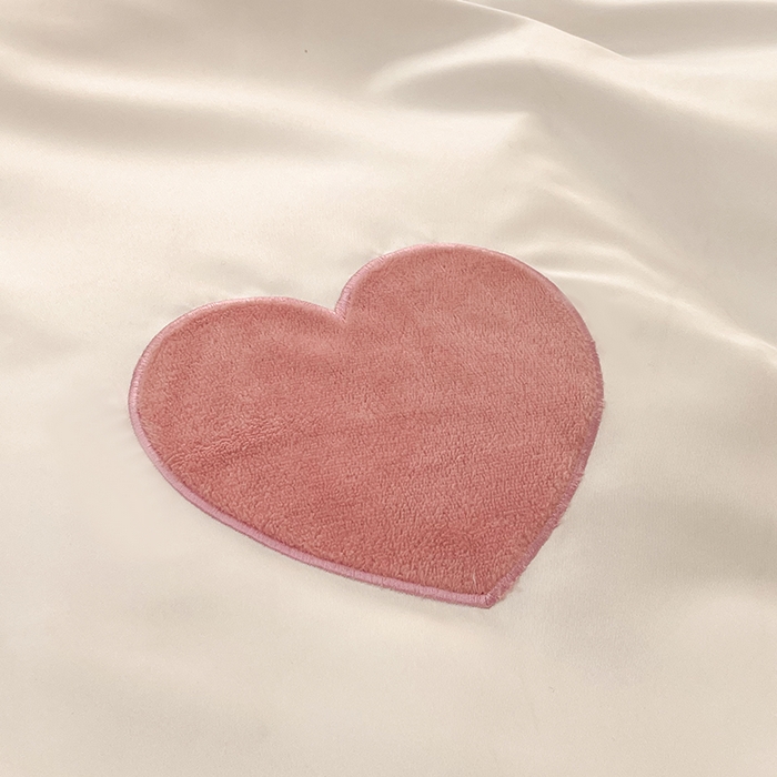 91家纺网 家纺一手货源 找家纺 艾米家居 2025新款水洗真丝刺绣四件套-爱心系列 爱心白