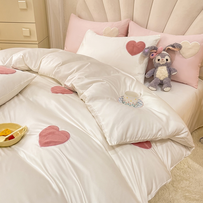 91家纺网 家纺一手货源 找家纺 艾米家居 2025新款水洗真丝刺绣四件套-爱心系列 爱心白