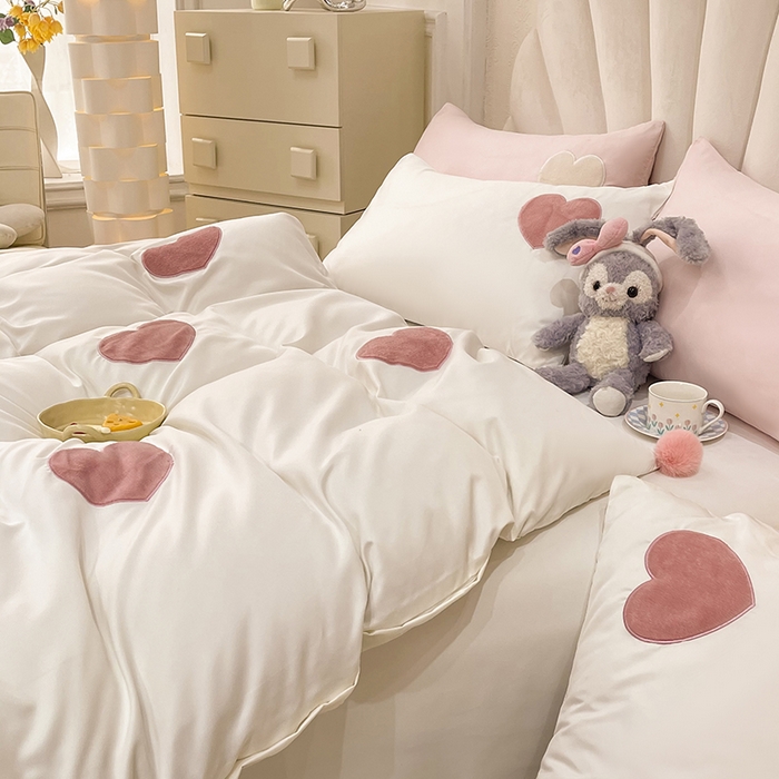 91家纺网 家纺一手货源 找家纺 艾米家居 2025新款水洗真丝刺绣四件套-爱心系列 爱心白