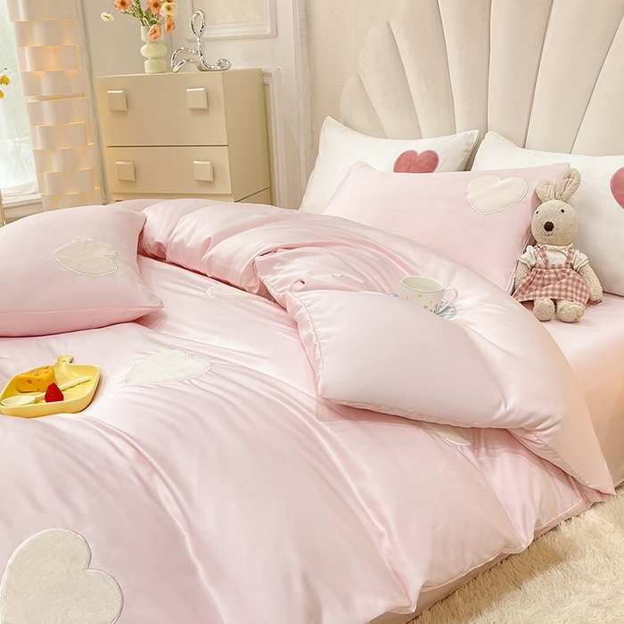 91家纺网 家纺一手货源 找家纺 艾米家居 2025新款水洗真丝刺绣四件套-爱心系列 爱心粉