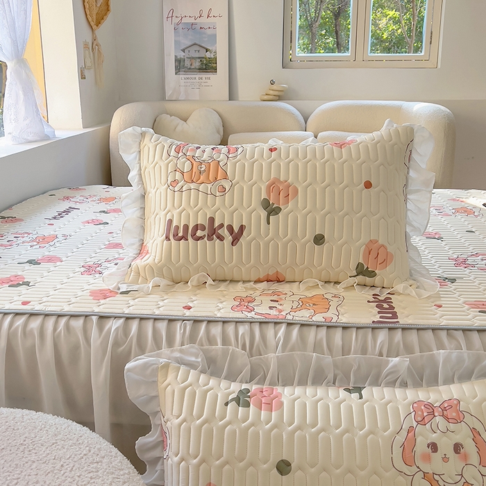 91家纺网 家纺一手货源 找家纺 柒月家居2023新款乳胶床裙款凉席和夏被 床裙款-花花萌兔