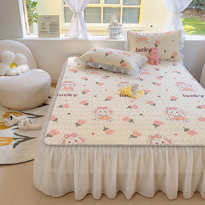 91家纺网 家纺一手货源 找家纺 柒月家居2023新款乳胶床裙款凉席和夏被 床裙款-花花萌兔