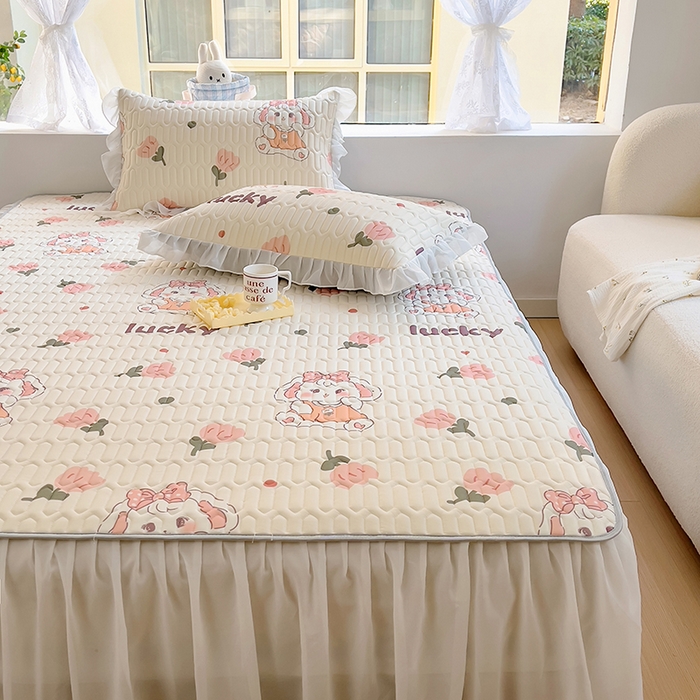 91家纺网 家纺一手货源 找家纺 柒月家居2023新款乳胶床裙款凉席和夏被 床裙款-花花萌兔