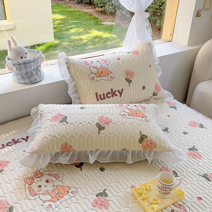 91家纺网 家纺一手货源 找家纺 柒月家居2023新款乳胶床裙款凉席和夏被 床裙款-花花萌兔