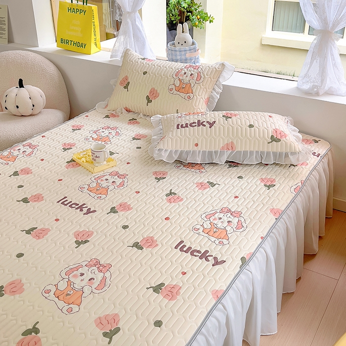 91家纺网 家纺一手货源 找家纺 柒月家居2023新款乳胶床裙款凉席和夏被 床裙款-花花萌兔