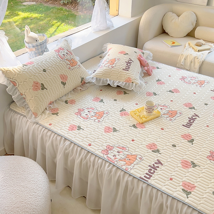 91家纺网 家纺一手货源 找家纺 柒月家居2023新款乳胶床裙款凉席和夏被 床裙款-花花萌兔