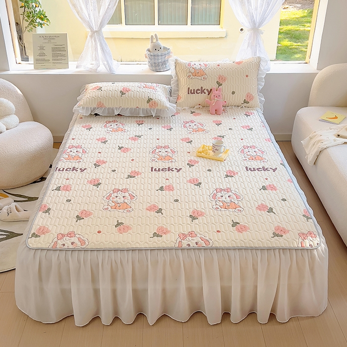 91家纺网 家纺一手货源 找家纺 柒月家居2023新款乳胶床裙款凉席和夏被 床裙款-花花萌兔