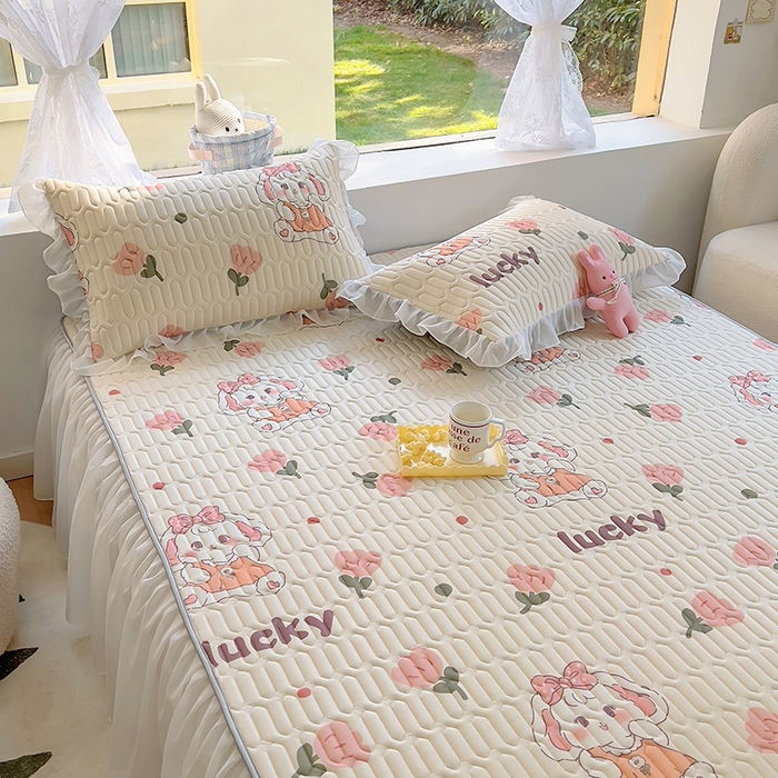 91家纺网 家纺一手货源 找家纺 柒月家居2023新款乳胶床裙款凉席和夏被 床裙款-花花萌兔