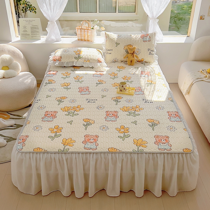 91家纺网 家纺一手货源 找家纺 柒月家居2023新款乳胶床裙款凉席和夏被 床裙款-黄花小熊