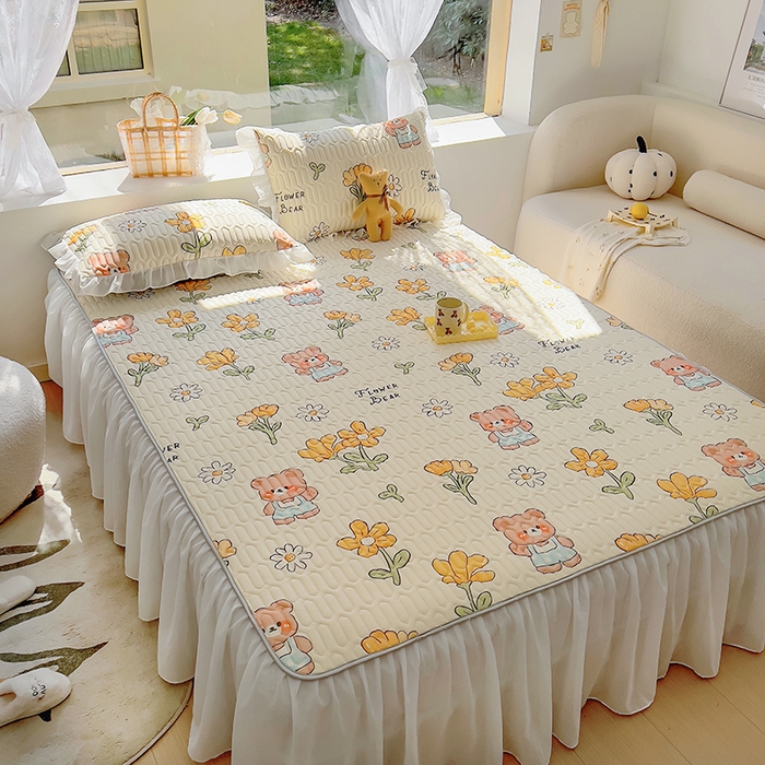 91家纺网 家纺一手货源 找家纺 柒月家居2023新款乳胶床裙款凉席和夏被 床裙款-黄花小熊