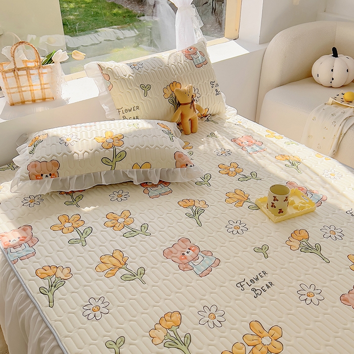 91家纺网 家纺一手货源 找家纺 柒月家居2023新款乳胶床裙款凉席和夏被 床裙款-黄花小熊