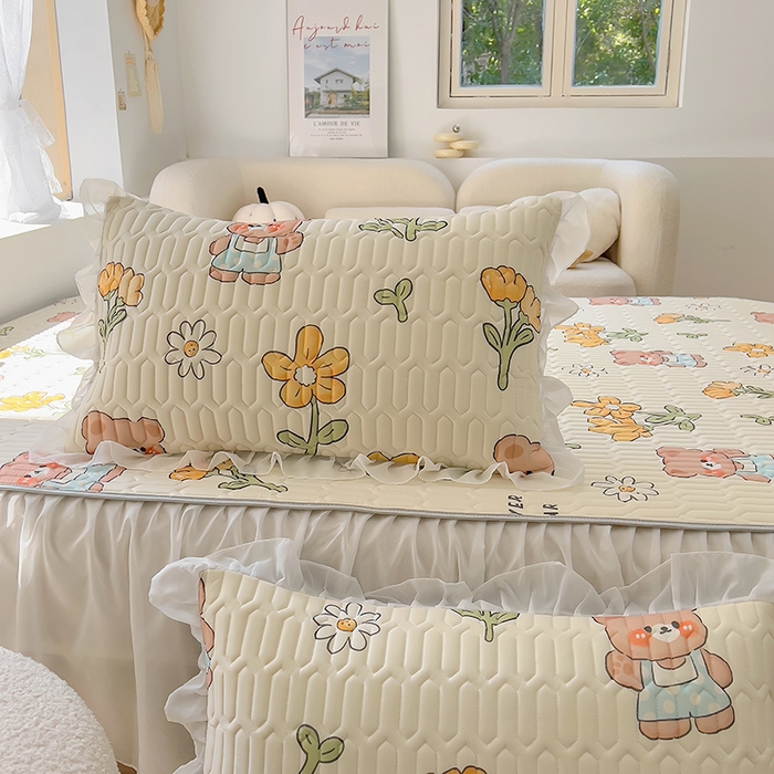 91家纺网 家纺一手货源 找家纺 柒月家居2023新款乳胶床裙款凉席和夏被 床裙款-黄花小熊