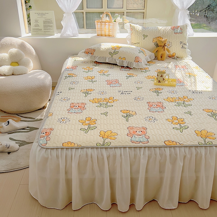 91家纺网 家纺一手货源 找家纺 柒月家居2023新款乳胶床裙款凉席和夏被 床裙款-黄花小熊