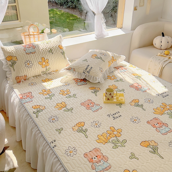 91家纺网 家纺一手货源 找家纺 柒月家居2023新款乳胶床裙款凉席和夏被 床裙款-黄花小熊