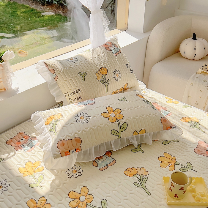 91家纺网 家纺一手货源 找家纺 柒月家居2023新款乳胶床裙款凉席和夏被 床裙款-黄花小熊