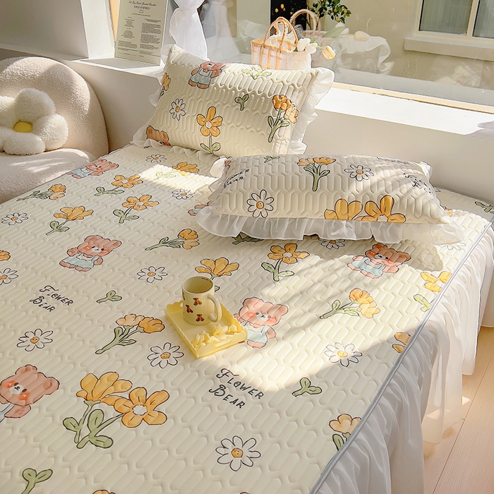 91家纺网 家纺一手货源 找家纺 柒月家居2023新款乳胶床裙款凉席和夏被 床裙款-黄花小熊