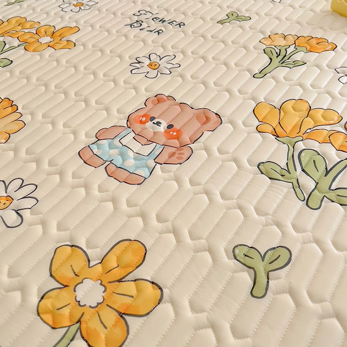 91家纺网 家纺一手货源 找家纺 柒月家居2023新款乳胶床裙款凉席和夏被 床裙款-黄花小熊