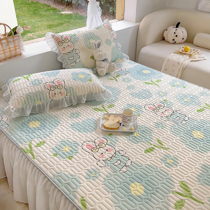 91家纺网 家纺一手货源 找家纺 柒月家居2023新款乳胶床裙款凉席和夏被 床裙款-夏日花花兔