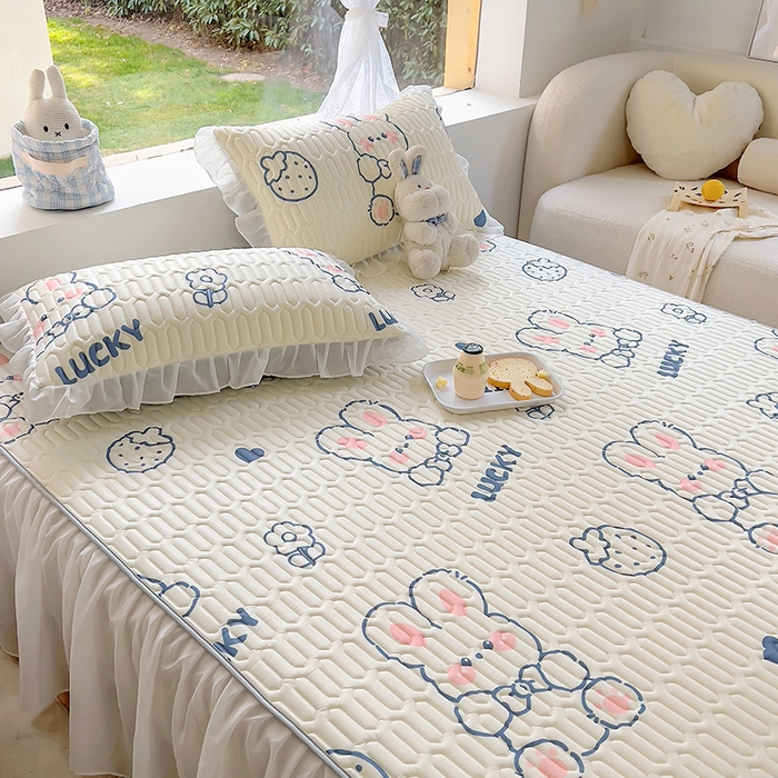 91家纺网 家纺一手货源 找家纺 柒月家居2023新款乳胶床裙款凉席和夏被 床裙款-萌兔兔