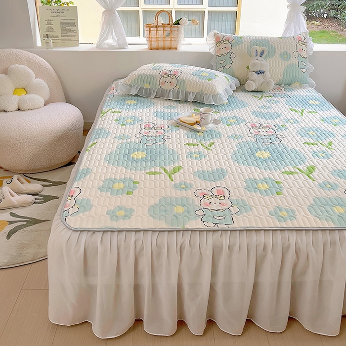 91家纺网 家纺一手货源 找家纺 柒月家居2023新款乳胶床裙款凉席和夏被 床裙款-夏日花花兔