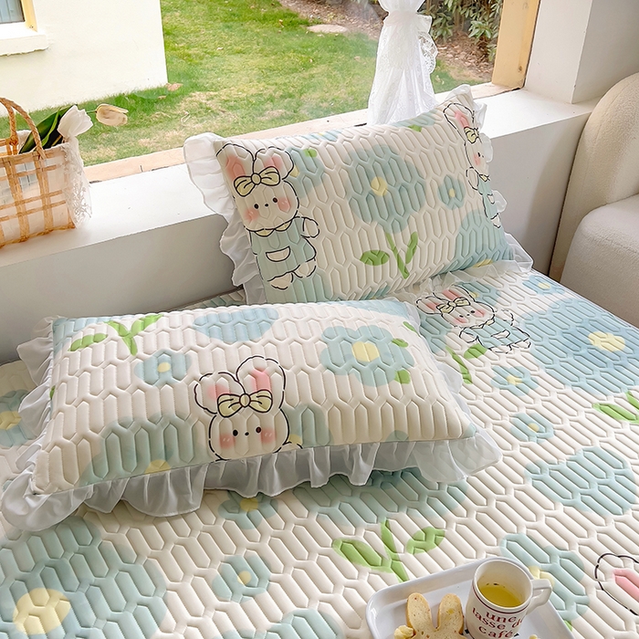 91家纺网 家纺一手货源 找家纺 柒月家居2023新款乳胶床裙款凉席和夏被 床裙款-夏日花花兔