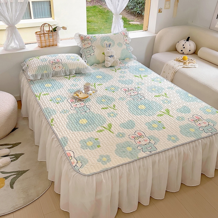 91家纺网 家纺一手货源 找家纺 柒月家居2023新款乳胶床裙款凉席和夏被 床裙款-夏日花花兔