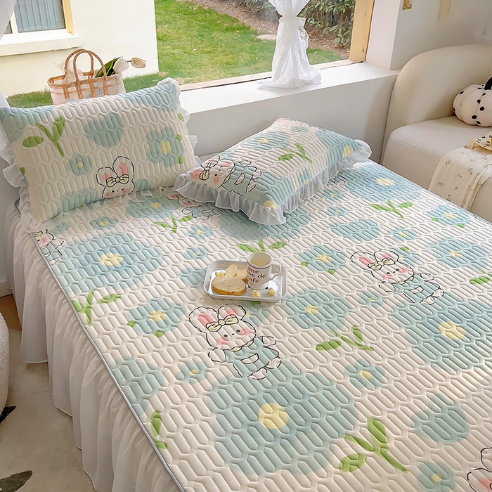 91家纺网 家纺一手货源 找家纺 柒月家居2023新款乳胶床裙款凉席和夏被 床裙款-夏日花花兔