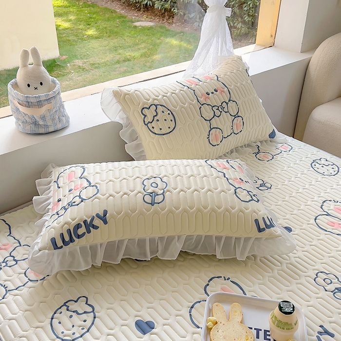 91家纺网 家纺一手货源 找家纺 柒月家居2023新款乳胶床裙款凉席和夏被 床裙款-萌兔兔