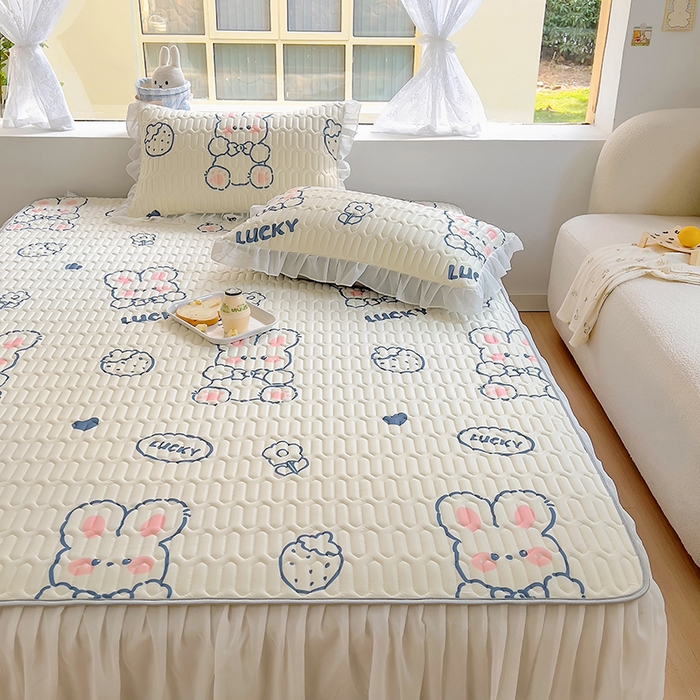 91家纺网 家纺一手货源 找家纺 柒月家居2023新款乳胶床裙款凉席和夏被 床裙款-萌兔兔