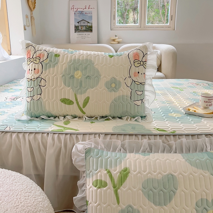 91家纺网 家纺一手货源 找家纺 柒月家居2023新款乳胶床裙款凉席和夏被 床裙款-夏日花花兔