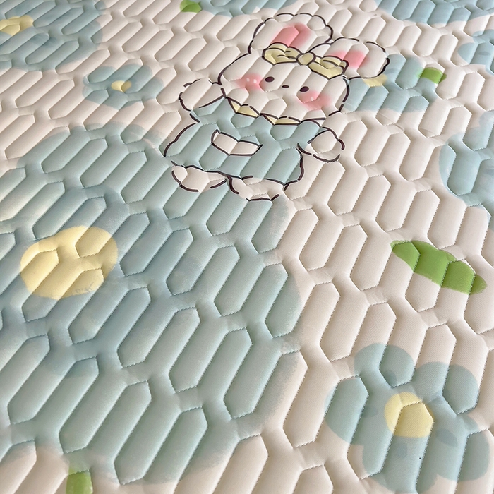 91家纺网 家纺一手货源 找家纺 柒月家居2023新款乳胶床裙款凉席和夏被 床裙款-夏日花花兔