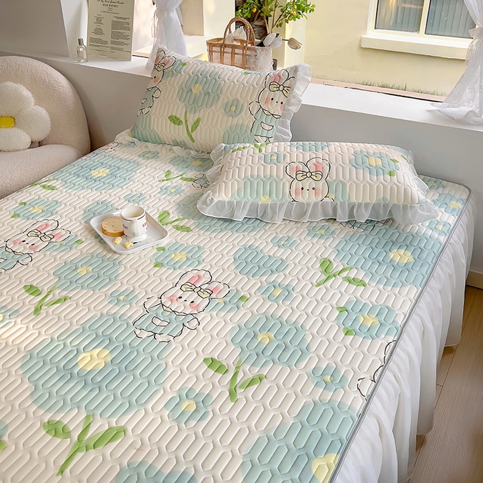 91家纺网 家纺一手货源 找家纺 柒月家居2023新款乳胶床裙款凉席和夏被 床裙款-夏日花花兔