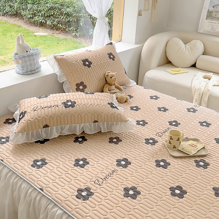 91家纺网 家纺一手货源 找家纺 柒月家居2023新款乳胶床裙款凉席和夏被 床裙款-香系黑花