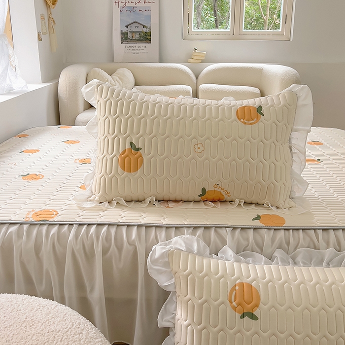 91家纺网 家纺一手货源 找家纺 柒月家居2023新款乳胶床裙款凉席和夏被 床裙款-小橘子