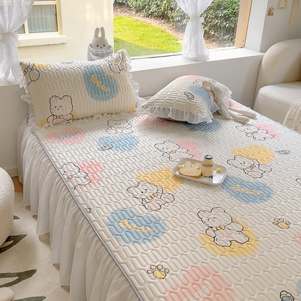 91家纺网 家纺一手货源 找家纺 柒月家居2023新款乳胶床裙款凉席和夏被 床裙款-彩心小熊