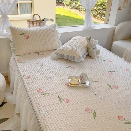 91家纺网 家纺一手货源 找家纺 柒月家居2023新款乳胶床裙款凉席和夏被 床裙款-郁金香兔