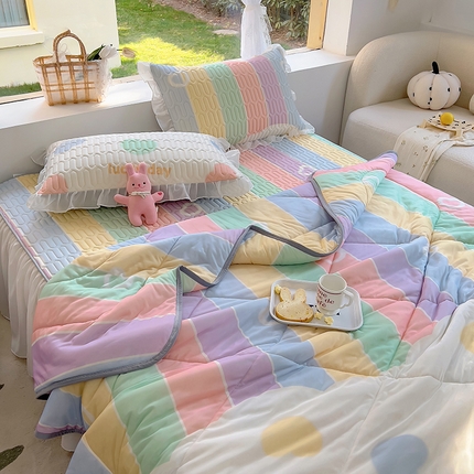 91家纺网 家纺一手货源 找家纺 柒月家居2023新款乳胶床裙款凉席和夏被 夏被-彩虹爱心
