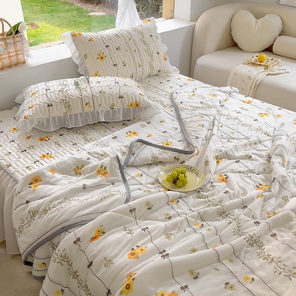 91家纺网 家纺一手货源 找家纺 柒月家居2023新款乳胶床裙款凉席和夏被 夏被-小碎花