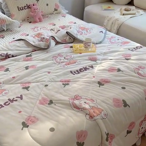 91家纺网 家纺一手货源 找家纺 柒月家居2023新款乳胶床裙款凉席和夏被 床裙款-花花萌兔