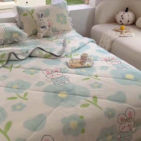 91家纺网 家纺一手货源 找家纺 柒月家居2023新款乳胶床裙款凉席和夏被 床裙款-夏日花花兔