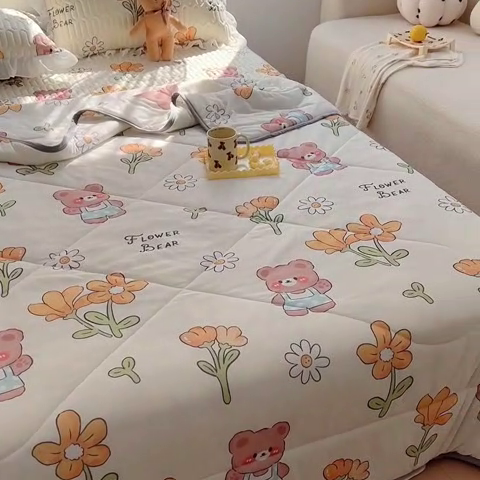 91家纺网 家纺一手货源 找家纺 柒月家居2023新款乳胶床裙款凉席和夏被 床裙款-黄花小熊