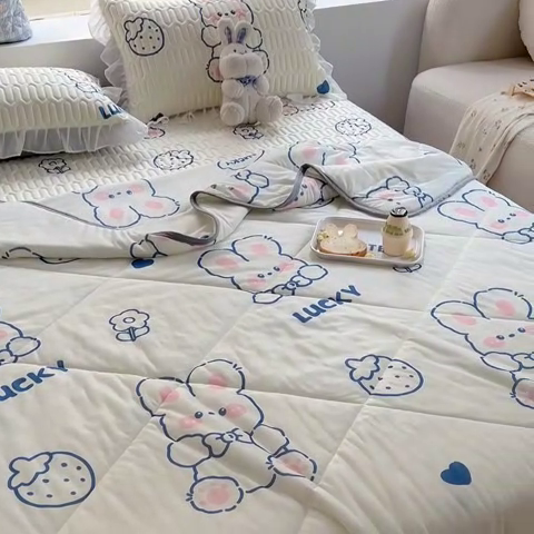 91家纺网 家纺一手货源 找家纺 柒月家居2023新款乳胶床裙款凉席和夏被 床裙款-萌兔兔