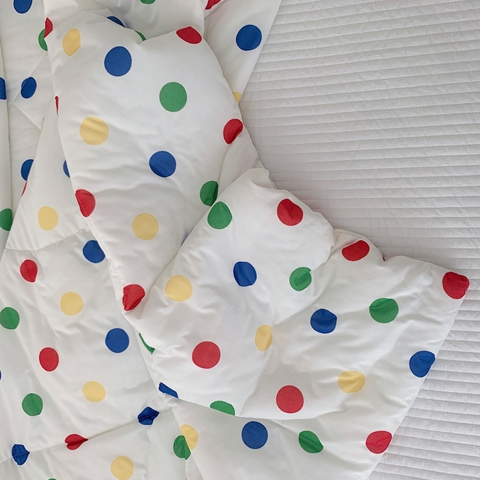 91家纺网 家纺一手货源 找家纺 美乐迪 2023新款针织棉夏被 彩色波点