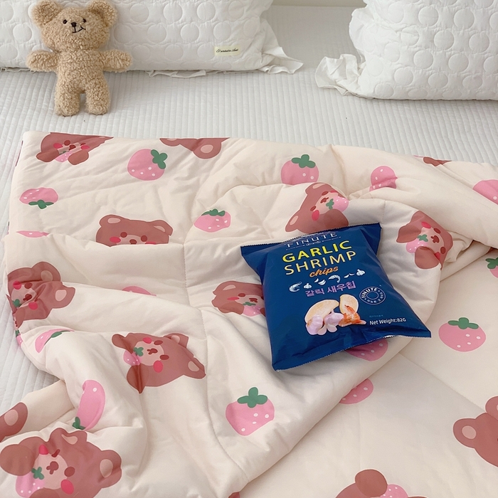 91家纺网 家纺一手货源 找家纺 美乐迪 2023新款针织棉夏被 草莓小熊