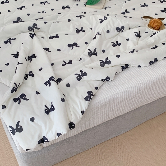 91家纺网 家纺一手货源 找家纺 美乐迪 2023新款针织棉夏被 黑白蝴蝶结