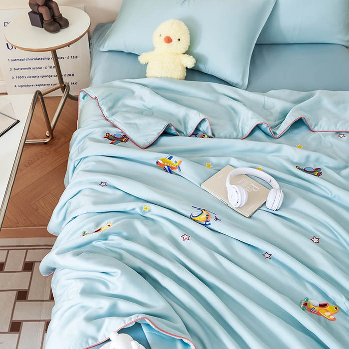 91家纺网 家纺一手货源 找家纺 庭彤2023新款60S莱赛尔卡通刺绣贴布绣儿童夏被 小飞机